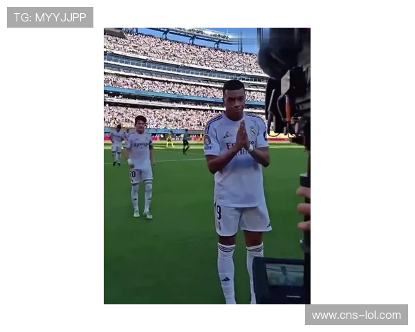 姆巴佩吊射高出横梁，错失扳平良机后掩面叹息